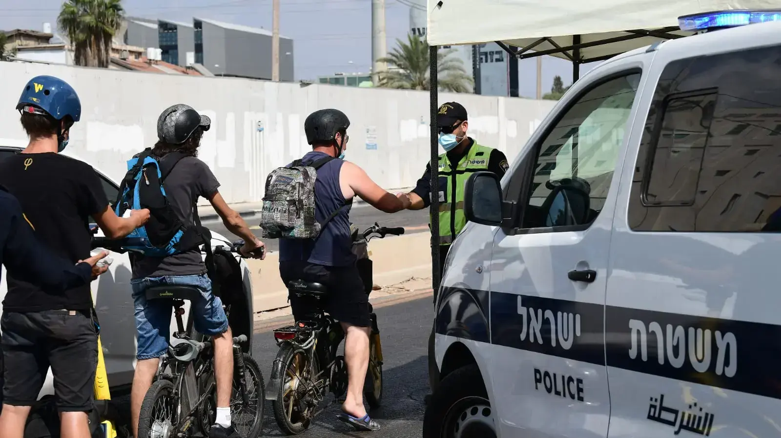 ברקע כניסתו של הסגר בעקבות העלייה בתחלואה |
מחסום משטרתי בציר ז'בוטינסקי 25 בספטמבר 2020 ברקע כניסתו של הסגר בעקבות העלייה בתחלואה |
מחסום משטרתי בציר ז'בוטינסקי 25 בספטמבר 2020