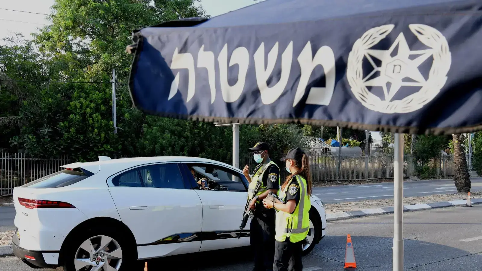 ברקע כניסתו של הסגר בעקבות העלייה בתחלואה |
מחסום משטרתי בתל אביב 25 בספטמבר 2020 ברקע כניסתו של הסגר בעקבות העלייה בתחלואה |
מחסום משטרתי בתל אביב 25 בספטמבר 2020