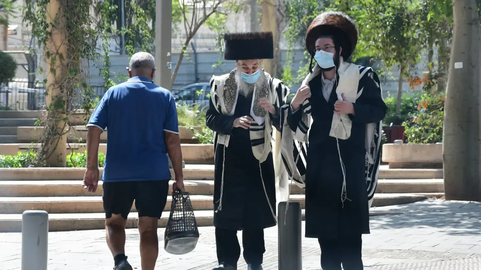 חרדים עושים את דרכם לתפילות במרחב הפתוח בתל אביב 26 בספטמבר 2020 חרדים עושים את דרכם לתפילות במרחב הפתוח בתל אביב 26 בספטמבר 2020