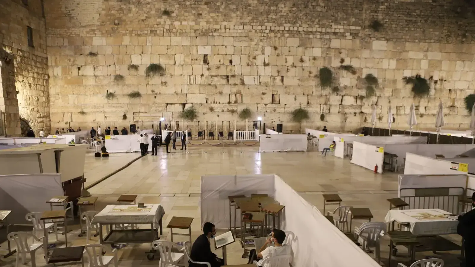 מחיצות ברחבת הכותל בתפילות ערב יום הכיפורים, 26 בספטמבר 2020.