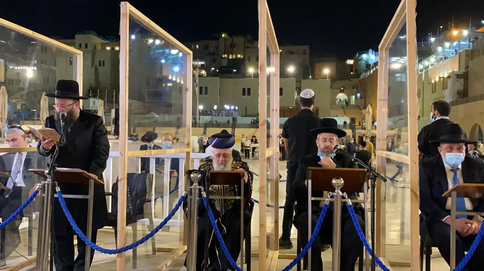סליחות בכותל המערבי בנוכחות מצומצמת של משתתפים, בשל מגבלות הקורונה. 27 בספטמבר 2020 סליחות בכותל המערבי בנוכחות מצומצמת של משתתפים, בשל מגבלות הקורונה. 27 בספטמבר 2020