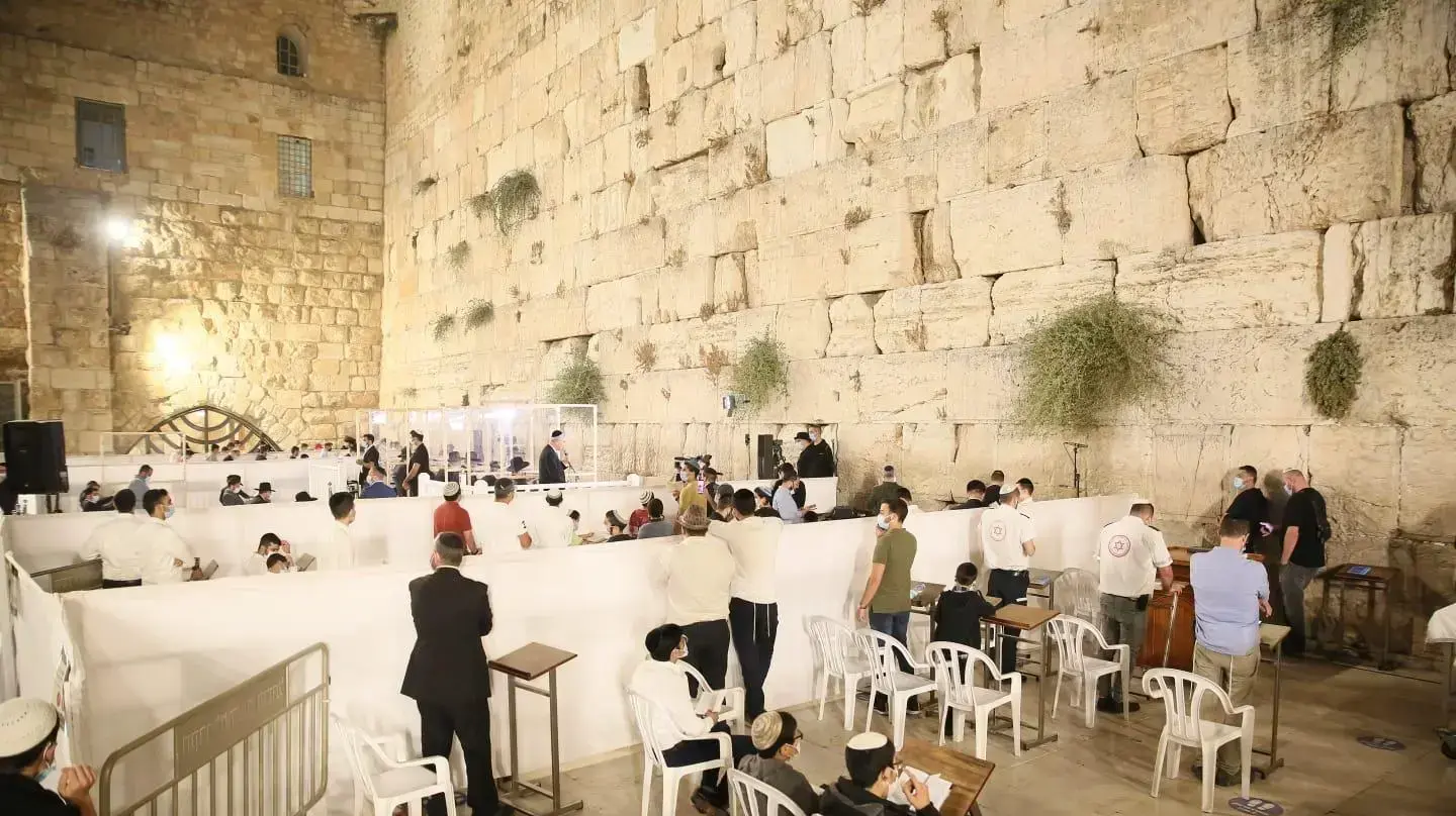 סליחות בכותל המערבי בנוכחות מצומצמת של משתתפים, בשל מגבלות הקורונה. 27 בספטמבר 2020 סליחות בכותל המערבי בנוכחות מצומצמת של משתתפים, בשל מגבלות הקורונה. 27 בספטמבר 2020