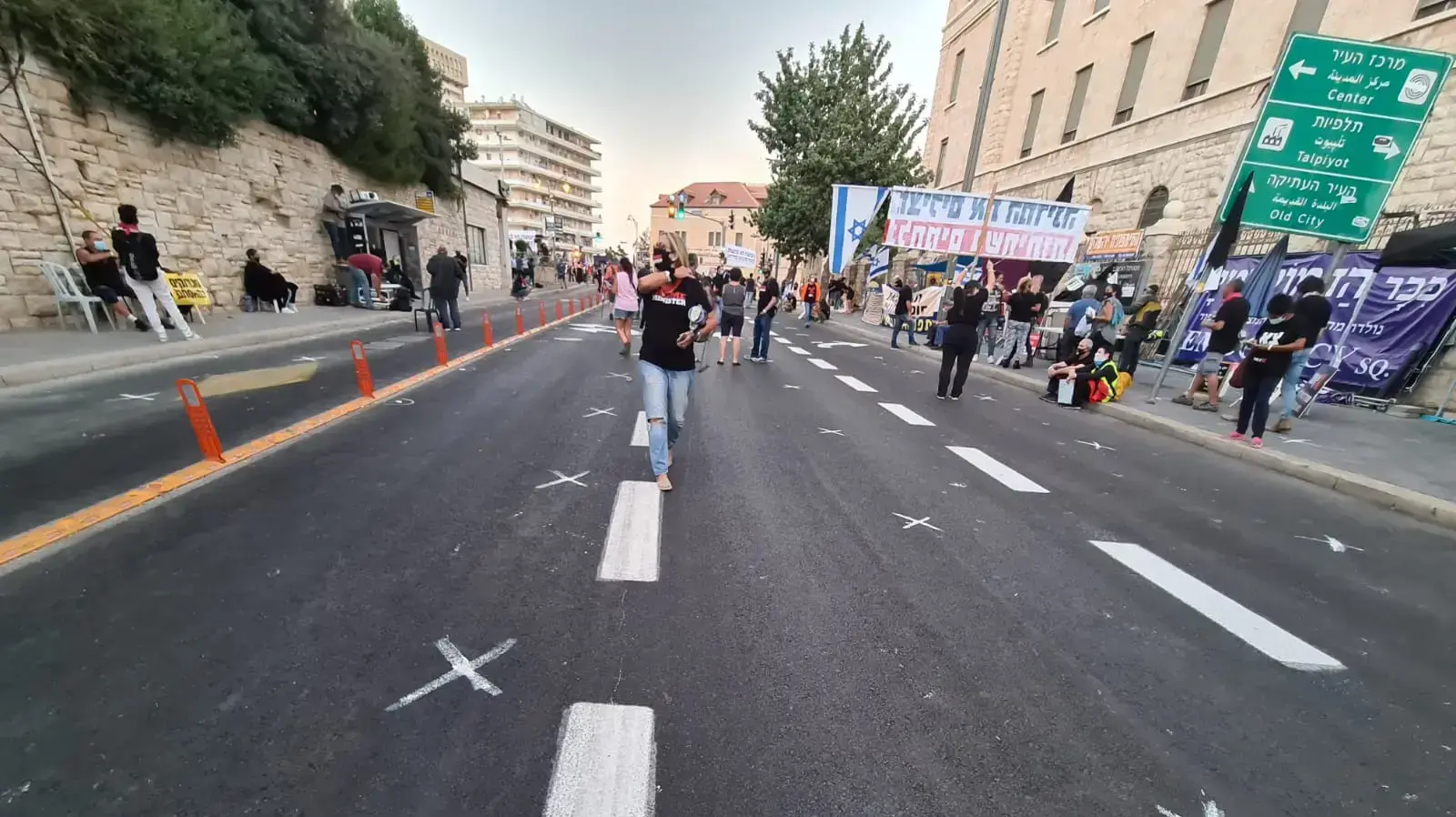 המחאה נגד בנימין נתניהו והשחיתות השלטונית סמוך למעון רה"מ בירושלים. מפגינים מסמנים מקומות לעמידה במרווחים, בהתאם לתקנות הקורונה. 26 בספטמבר 2020 המחאה נגד בנימין נתניהו והשחיתות השלטונית סמוך למעון רה"מ בירושלים. מפגינים מסמנים מקומות לעמידה במרווחים, בהתאם לתקנות הקורונה. 26 בספטמבר 2020