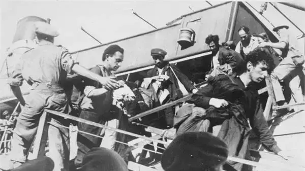 מעפילים מורדים לשבי בקפריסין, ינואר 1947 מעפילים מורדים לשבי בקפריסין, ינואר 1947