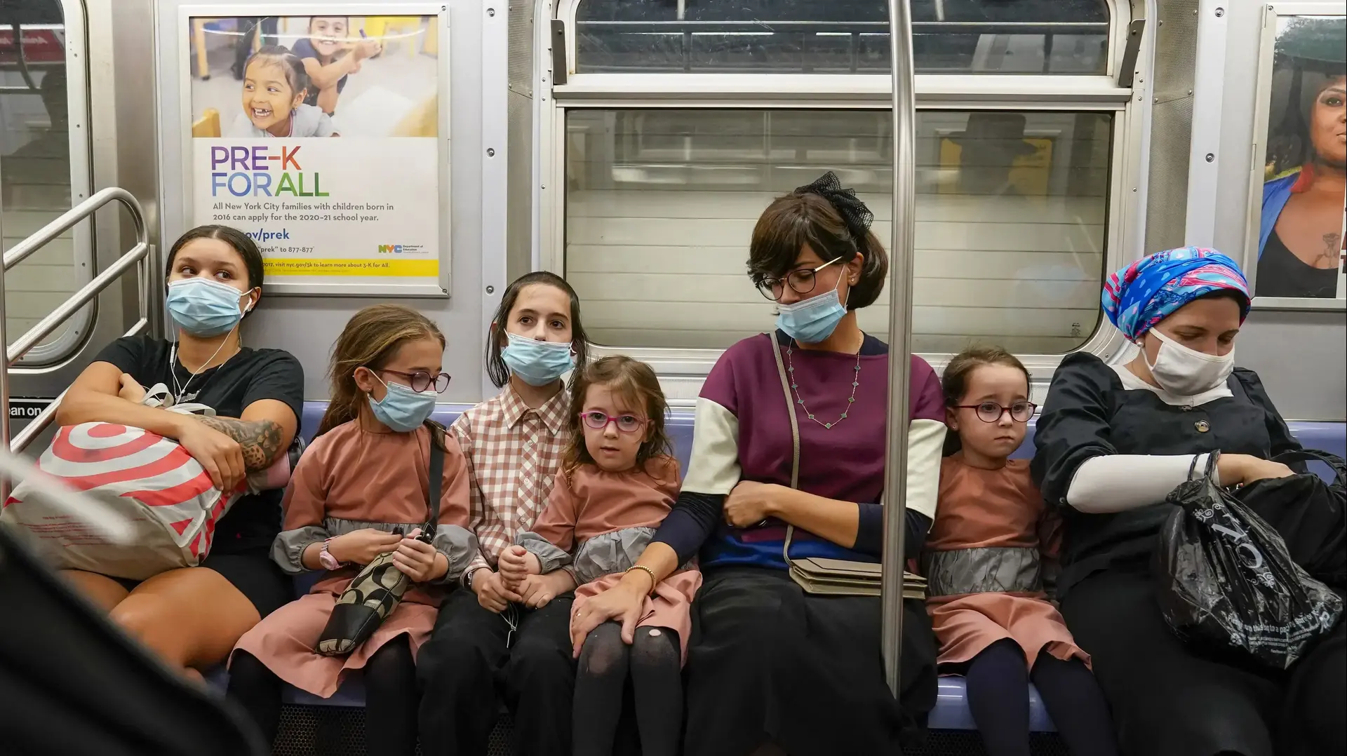 נוסעים עוטים מסיכות ברכבת התחתית בניו יורק, 14 בספטמבר 2020 נוסעים עוטים מסיכות ברכבת התחתית בניו יורק, 14 בספטמבר 2020