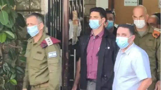 הרמטכל ואביב כוכבי ומוני מעתוק, יור הוועדה הממונה בטבריה,לאחר הערכת מצב בעירייה, 29 בספטמבר 2020 הרמטכל ואביב כוכבי ומוני מעתוק, יור הוועדה הממונה בטבריה,לאחר הערכת מצב בעירייה, 29 בספטמבר 2020