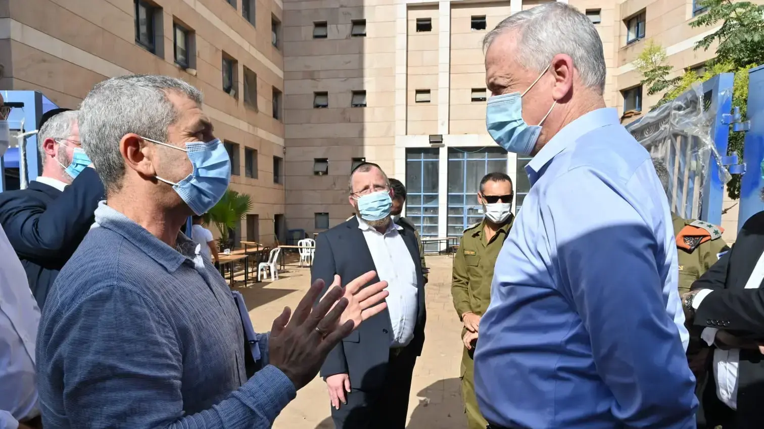 שר הביטחון, בני גנץ, ביקר בבני ברק עם ממונה הקורונה בחברה החרדית, אלוף במיל' רוני נומה, ואלוף במיל' מיקי אדלשטיין, 29 בספטמבר 2020 שר הביטחון, בני גנץ, ביקר בבני ברק עם ממונה הקורונה בחברה החרדית, אלוף במיל' רוני נומה, ואלוף במיל' מיקי אדלשטיין, 29 בספטמבר 2020