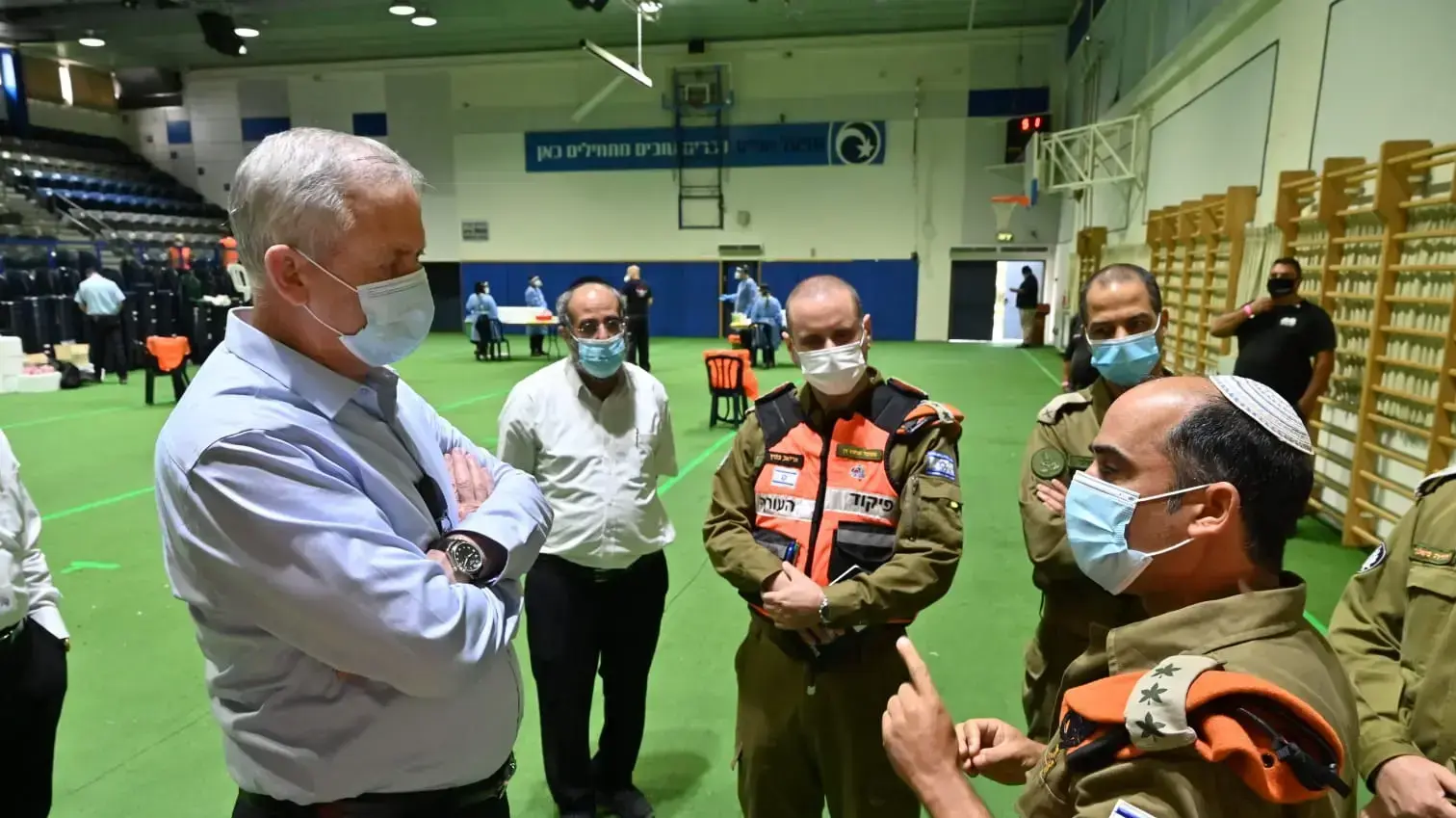 שר הביטחון, בני גנץ, ביקר בבני ברק עם ממונה הקורונה בחברה החרדית, אלוף במיל' רוני נומה, ואלוף במיל' מיקי אדלשטיין, 29 בספטמבר 2020 שר הביטחון, בני גנץ, ביקר בבני ברק עם ממונה הקורונה בחברה החרדית, אלוף במיל' רוני נומה, ואלוף במיל' מיקי אדלשטיין, 29 בספטמבר 2020