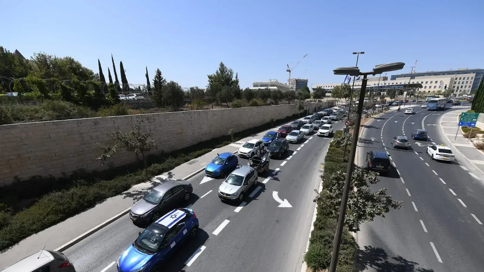 שיירת המחאה לירושלים במחאה על החוק לאיסור יציאה להפגנות הגיעה לכנסת, 29 בספטמבר 2020 שיירת המחאה לירושלים במחאה על החוק לאיסור יציאה להפגנות הגיעה לכנסת, 29 בספטמבר 2020
