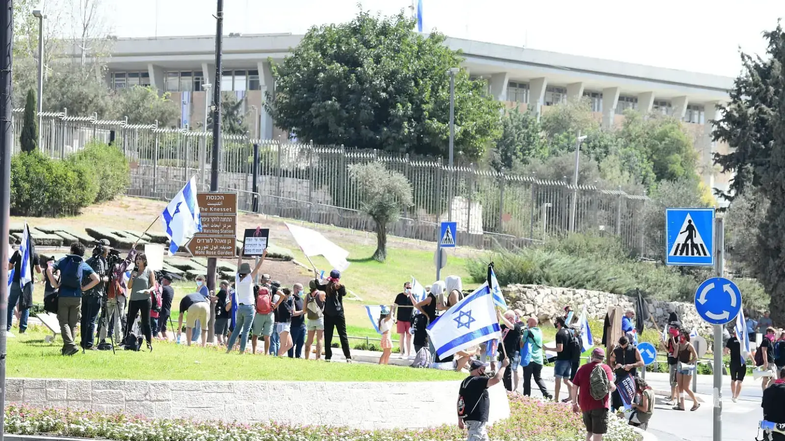 שיירת המחאה לירושלים במחאה על החוק לאיסור יציאה להפגנות הגיעה לכנסת, 29 בספטמבר 2020 שיירת המחאה לירושלים במחאה על החוק לאיסור יציאה להפגנות הגיעה לכנסת, 29 בספטמבר 2020