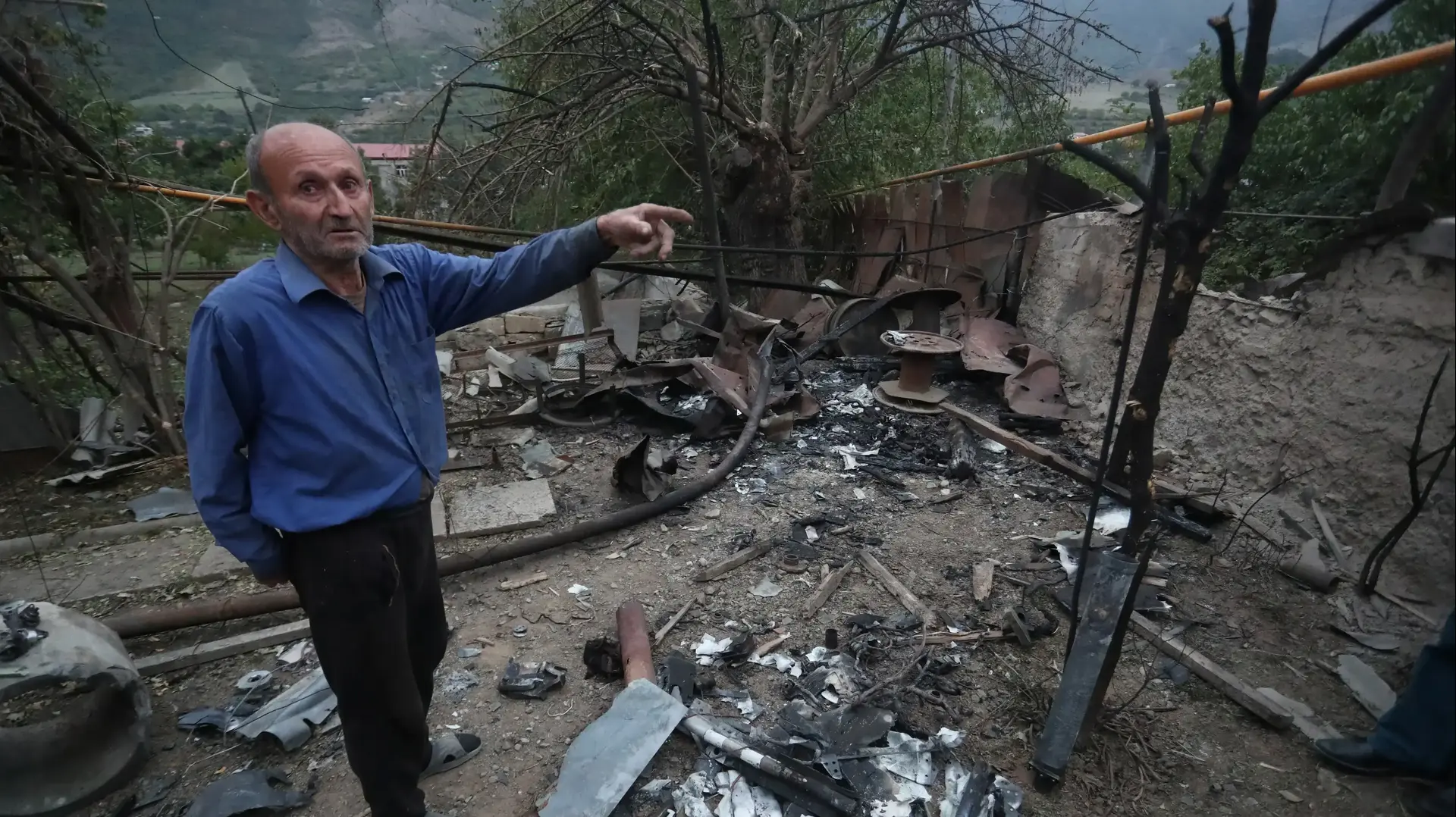 אדם ליד בית שניזוק בהפגזה במחוז נגורנו-קרבאך, 29 בספטמבר 2020 אדם ליד בית שניזוק בהפגזה במחוז נגורנו-קרבאך, 29 בספטמבר 2020