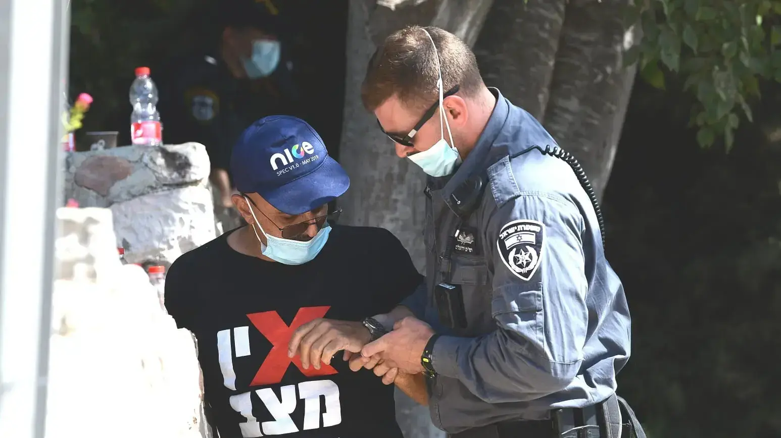 מעצר מפגין במחאה על החוק לאיסור יציאה להפגנות הגיעה לכנסת, 29 בספטמבר 2020 מעצר מפגין במחאה על החוק לאיסור יציאה להפגנות הגיעה לכנסת, 29 בספטמבר 2020