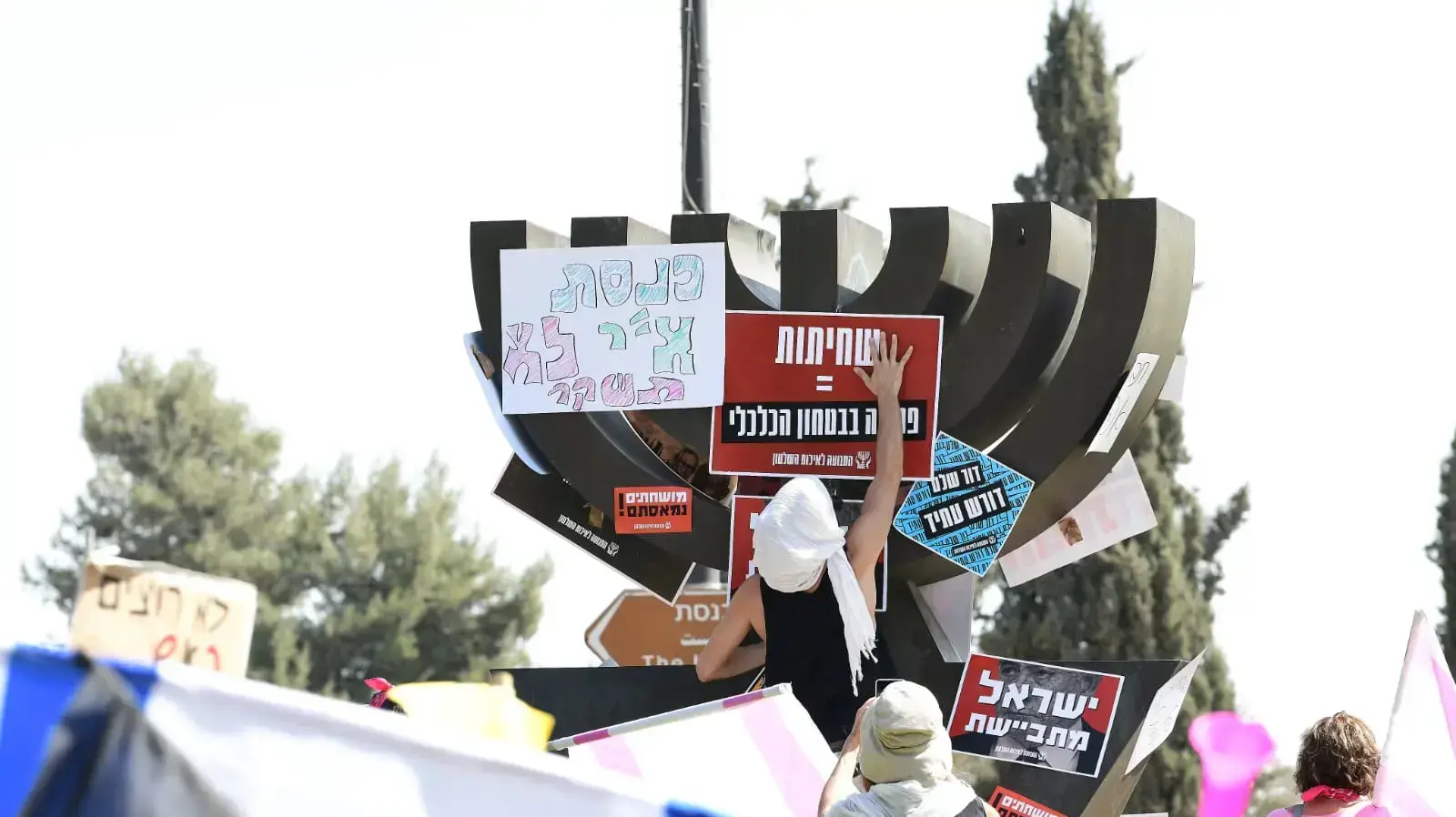 הדבקת שלט על המנורה בסגרת המחאה על החוק לאיסור יציאה להפגנות הגיעה לכנסת, 29 בספטמבר 2020 הדבקת שלט על המנורה בסגרת המחאה על החוק לאיסור יציאה להפגנות הגיעה לכנסת, 29 בספטמבר 2020