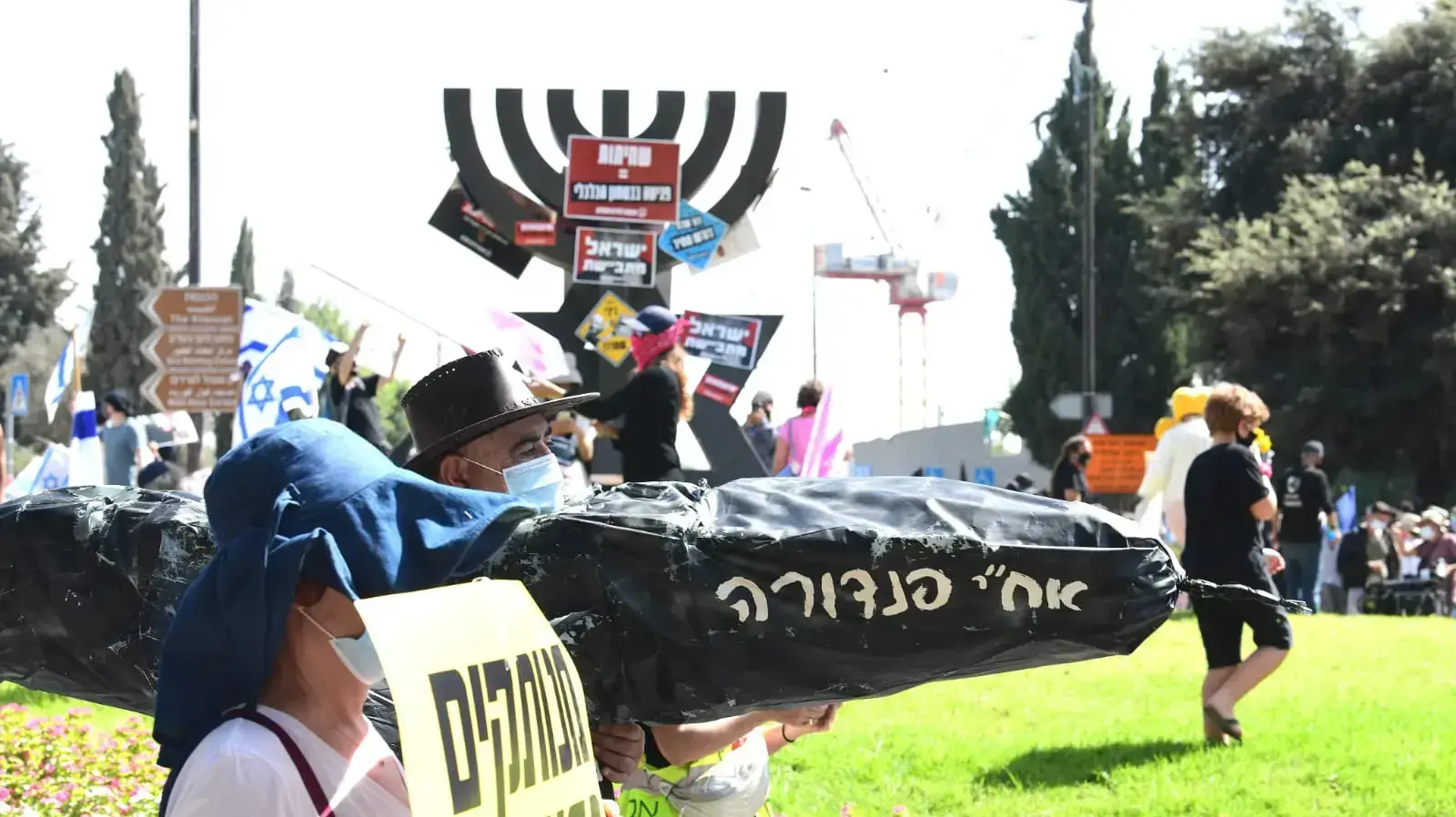 הדבקת שלט על המנורה בסגרת המחאה על החוק לאיסור יציאה להפגנות הגיעה לכנסת, 29 בספטמבר 2020 הדבקת שלט על המנורה בסגרת המחאה על החוק לאיסור יציאה להפגנות הגיעה לכנסת, 29 בספטמבר 2020