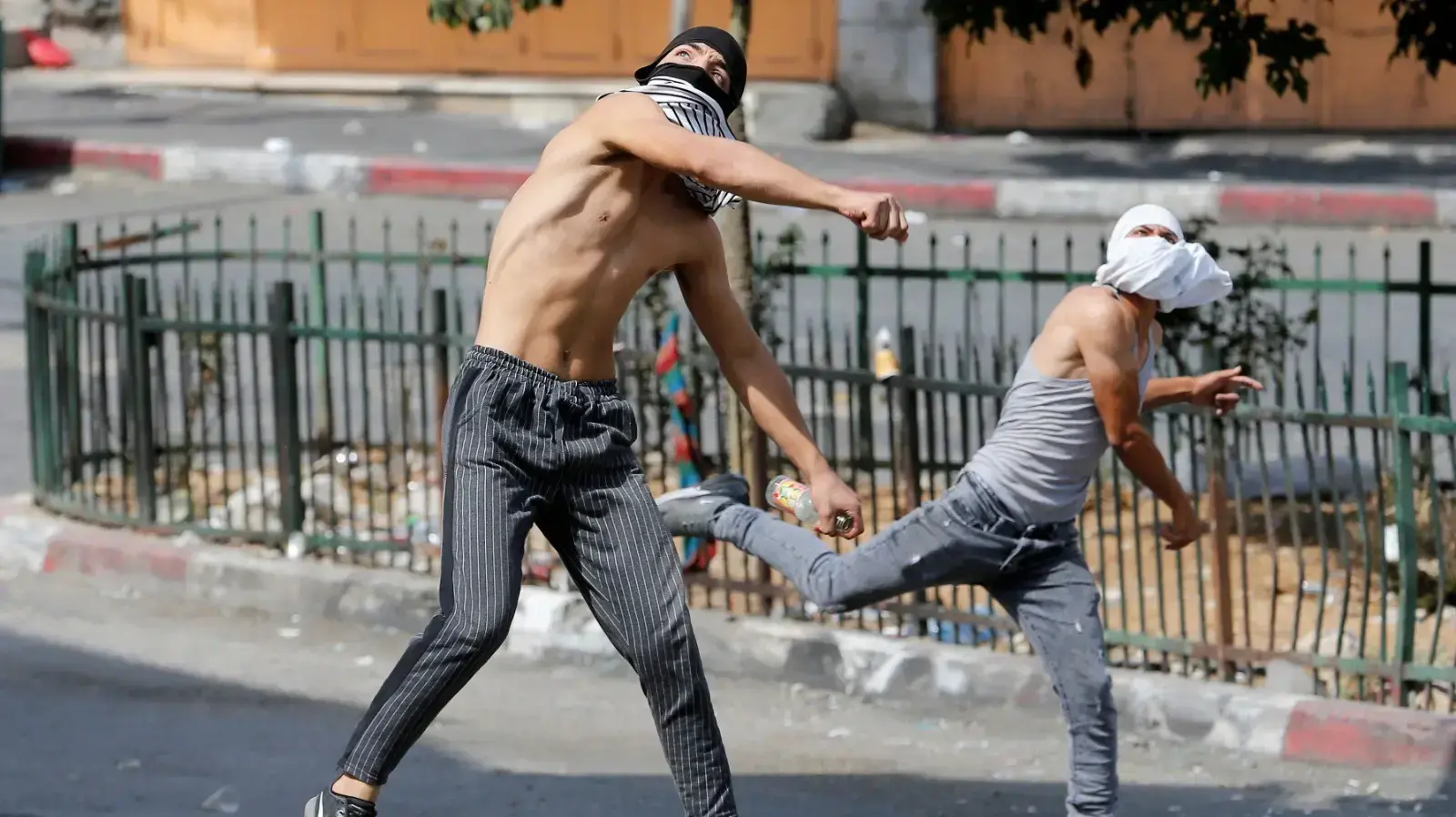 פלסטינים משליכים אבנים לעבר כוחות צה"ל ליד חברון, 18 בספטמבר 2020 פלסטינים משליכים אבנים לעבר כוחות צה"ל ליד חברון, 18 בספטמבר 2020