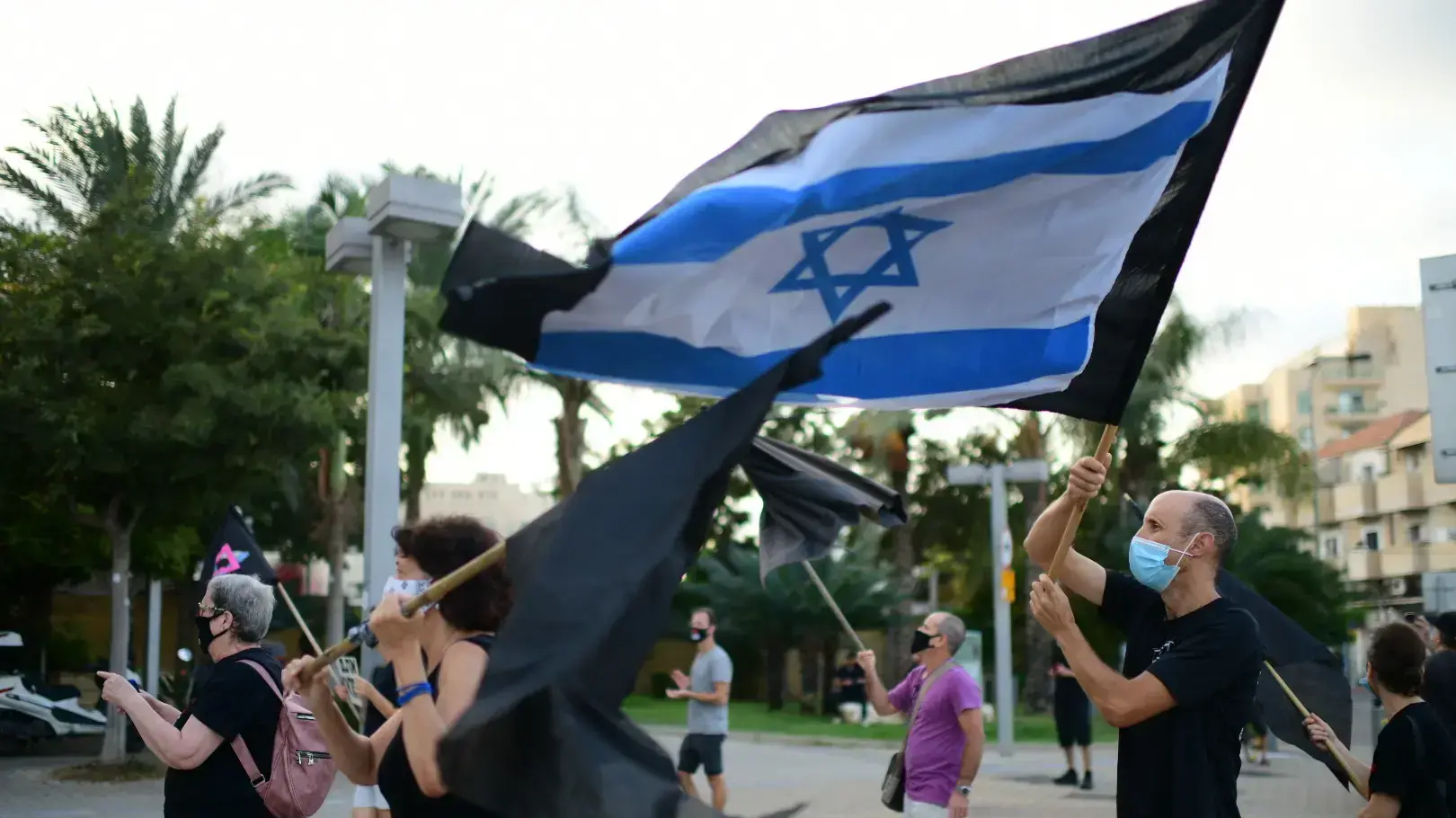 מפגינים מחוץ למשטרת מחוז תל אביב 
במהלך אירוע בהשתתפות שר הבריאות אדלשטיין, השר לבט"פ אוחנה ומ"מ מפכ"ל המשטרה מוטי כהן 29 בספטמבר 2020 