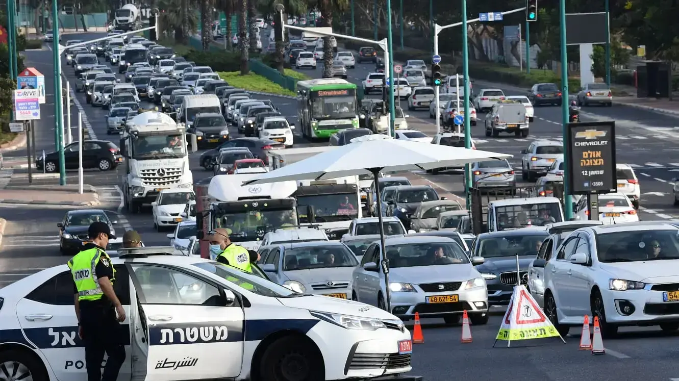 מחסומי משטרה ביציאה מפתח תקווה ברקע הסגר בעקבות הגבלות הקורונה 30 בפסטמבר 2020 מחסומי משטרה ביציאה מפתח תקווה ברקע הסגר בעקבות הגבלות הקורונה 30 בפסטמבר 2020