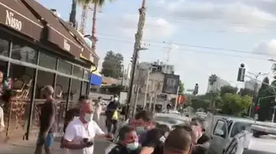 קטטה בין אזרחים לשיטור העירוני במהלך פעילות אכיפה בהרצליה 30 בספטמבר 2020 קטטה בין אזרחים לשיטור העירוני במהלך פעילות אכיפה בהרצליה 30 בספטמבר 2020