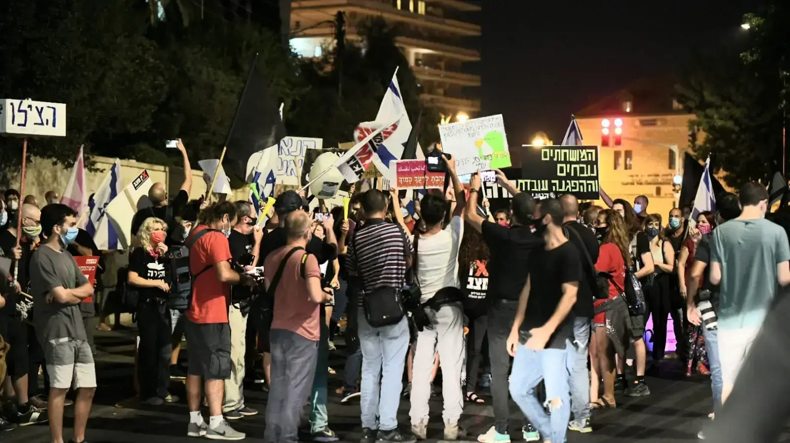 הפגנת הדגלים השחורים מול מעון רה"מ בירושלים 1 באוקטובר 2020 הפגנת הדגלים השחורים מול מעון רה"מ בירושלים 1 באוקטובר 2020