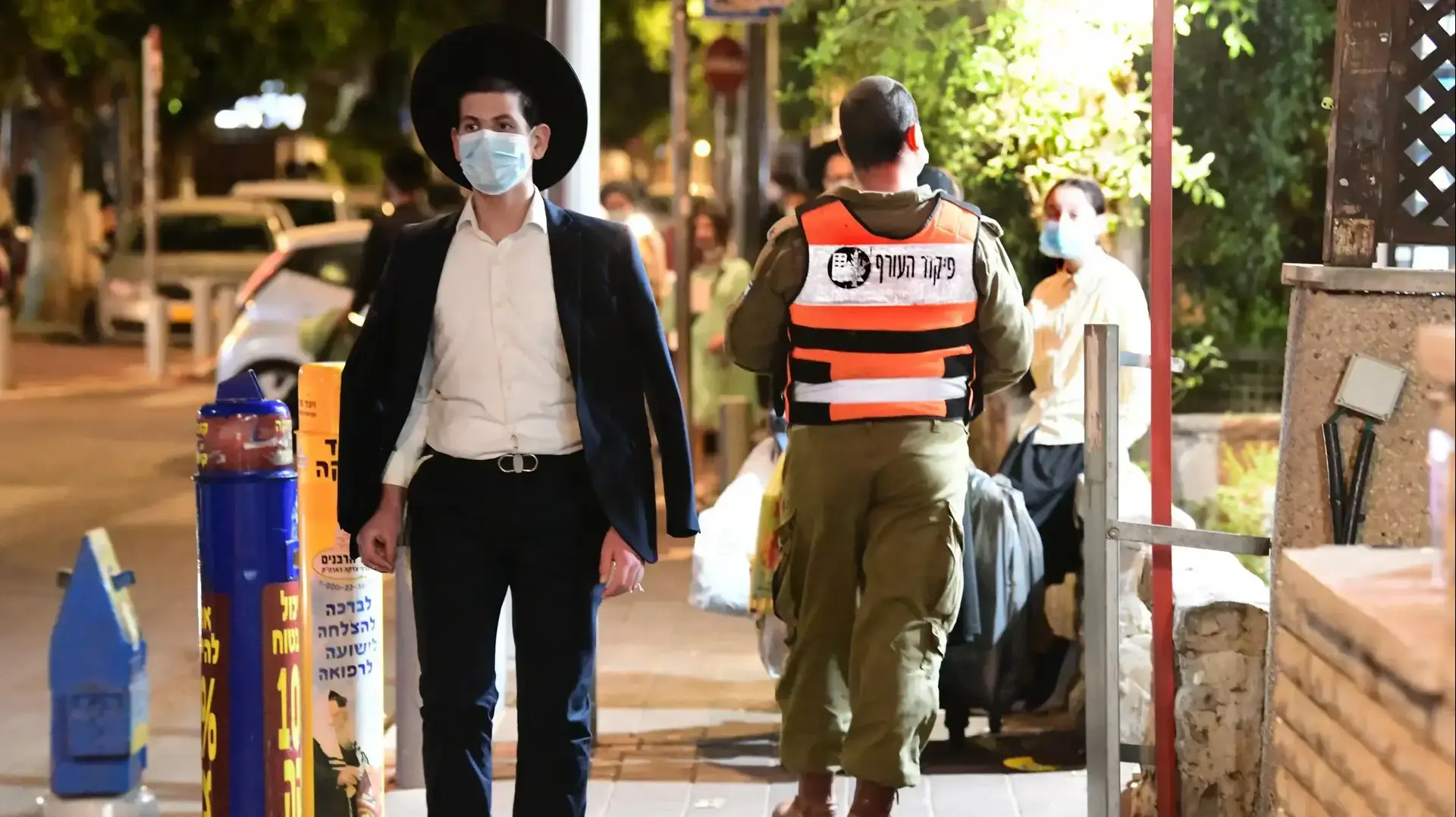 חיילי פיקוד העורף בפעליות הסברתית בנושא נגיף הקורונה בבני ברק 30 בספטמבר 2020
חיילי פיקוד העורף בפעליות הסברתית בנושא נגיף הקורונה בבני ברק 30 בספטמבר 2020