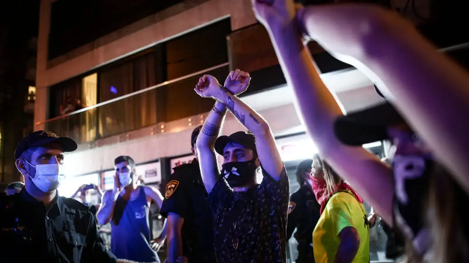 מאות מפגינים בתל אביב כמחאה על הגבלת ההפגנות בסגר. 30 בספטמבר 2020 מאות מפגינים בתל אביב כמחאה על הגבלת ההפגנות בסגר. 30 בספטמבר 2020