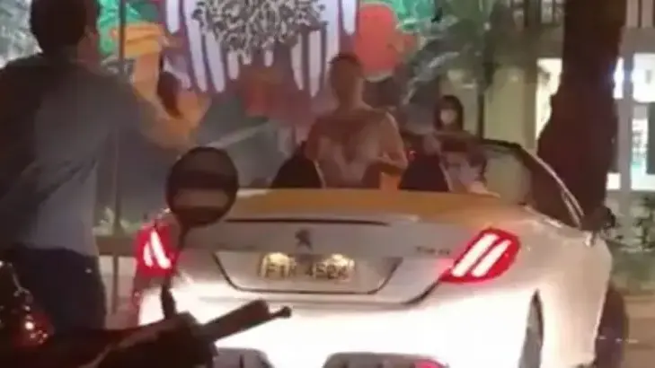 זוג נשים רקדו בצורה פרובוקטיבית ברחוב - זה נגמר באלימות ועירום