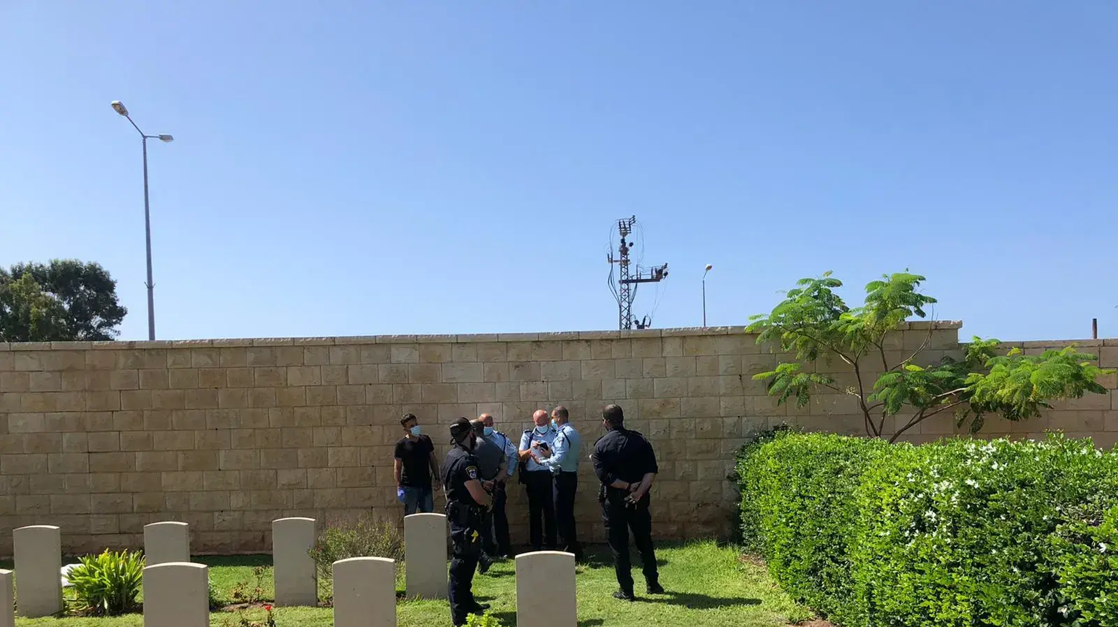 גופת תינוק כבן מספר ימים באזור בית העלמין שדה יהושע ("כפר סמיר") בחיפה, 1 באוקטובר 2020 גופת תינוק כבן מספר ימים באזור בית העלמין שדה יהושע ("כפר סמיר") בחיפה, 1 באוקטובר 2020