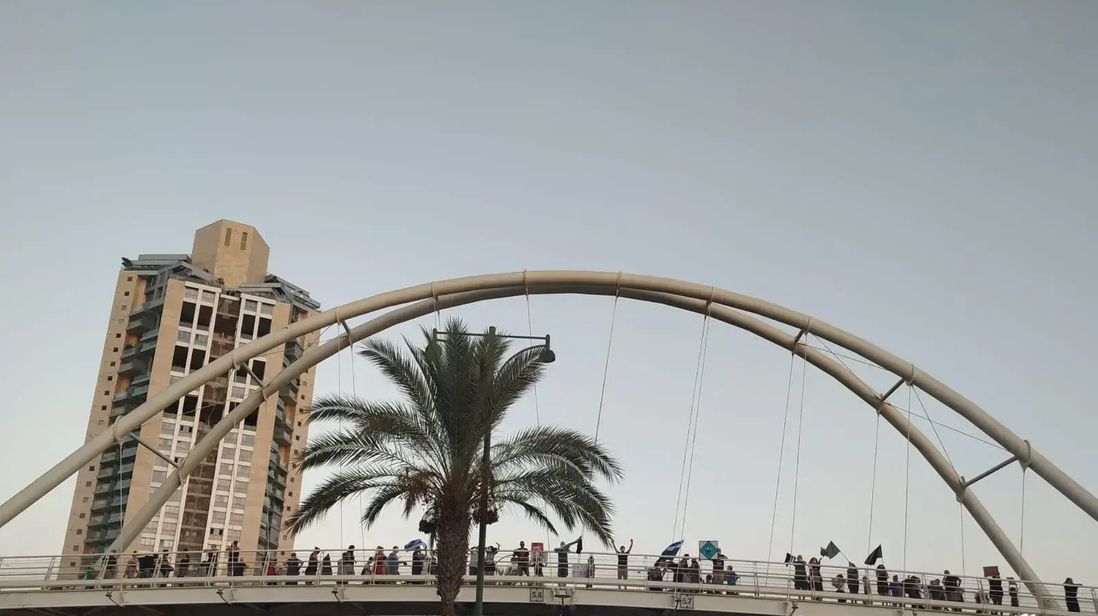 הפגנת הדגלים השחורים נגד רה"מ, בגבעתיים 1 באוקטובר 2020 הפגנת הדגלים השחורים נגד רה"מ, בגבעתיים 1 באוקטובר 2020