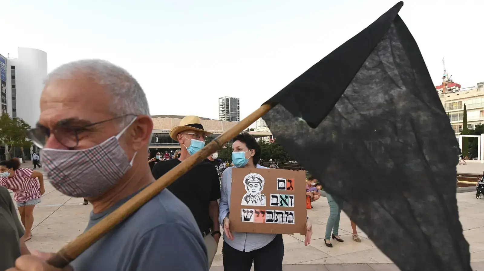 הפגנת הדגלים השחורים נגד רה"מ, נתניהו בכיכר הבימה 1 באוקטובר 2020 הפגנת הדגלים השחורים נגד רה"מ, נתניהו בכיכר הבימה 1 באוקטובר 2020