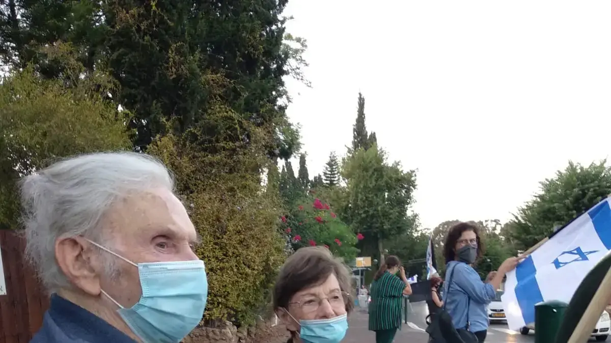 רותי ופול קידר במהלך הפגנת הדגלים השחורים נגד רה"מ, נתניהו ברמת השרון 1 באוקטובר 2020
רותי ופול קידר במהלך הפגנת הדגלים השחורים נגד רה"מ, נתניהו ברמת השרון 1 באוקטובר 2020