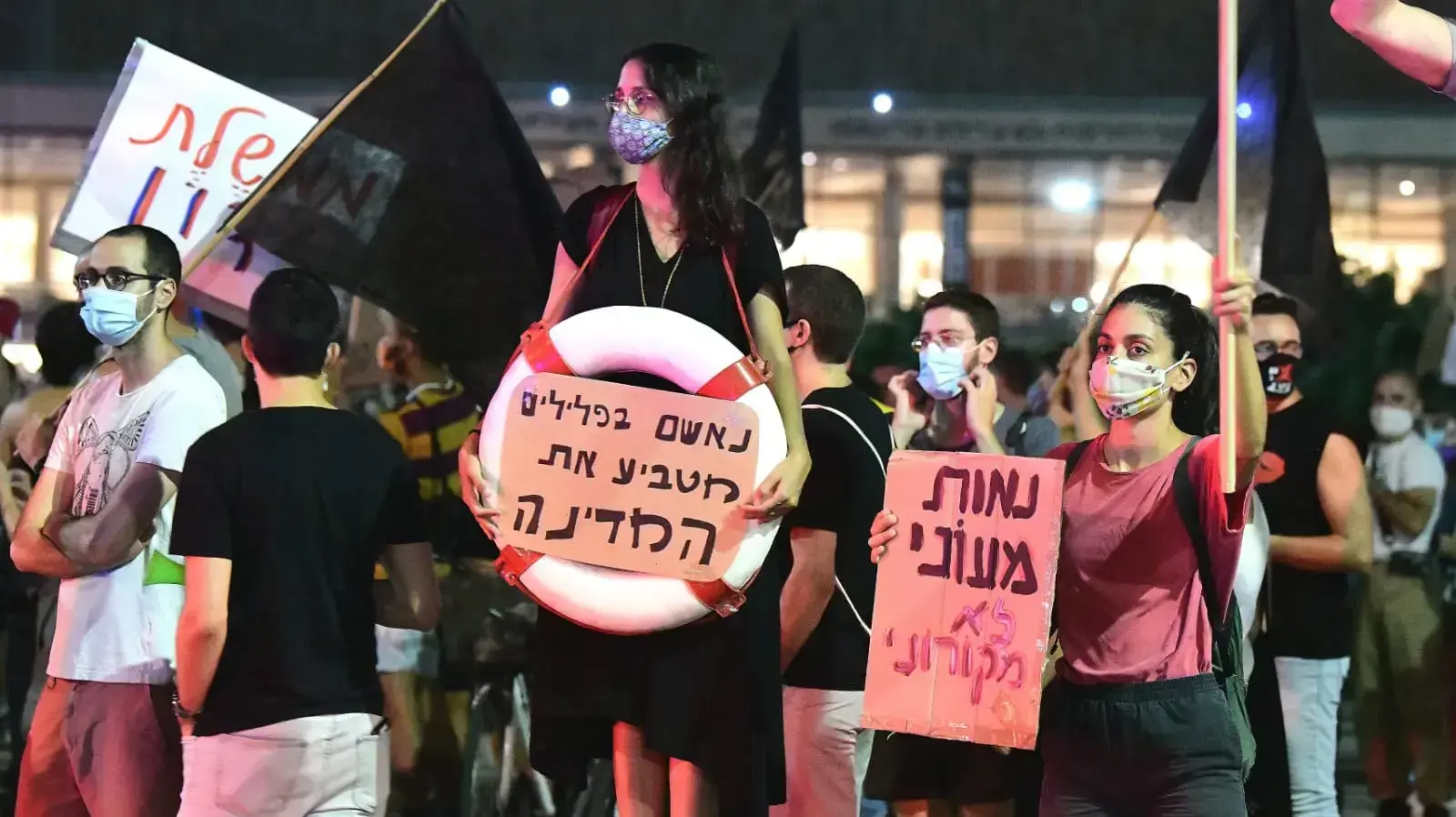 הפגנת הדגלים השחורים נגד רה"מ, נתניהו בכיכר הבימה, ת"א 1 באוקטובר 2020 הפגנת הדגלים השחורים נגד רה"מ, נתניהו בכיכר הבימה, ת"א 1 באוקטובר 2020