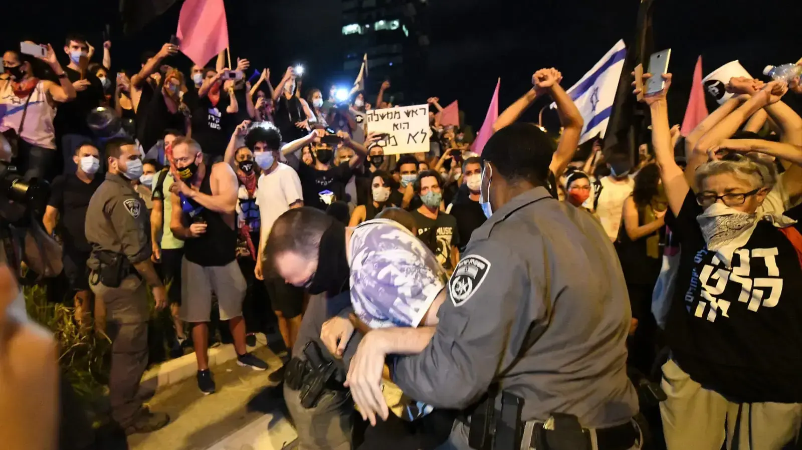 עימותים בין מפגינים לשוטרים במחאה נגד נתניהו בתל אביב, ביום אישור התקנות להגבלת הפגנות. 1 באוקטובר 2020 עימותים בין מפגינים לשוטרים במחאה נגד נתניהו בתל אביב, ביום אישור התקנות להגבלת הפגנות. 1 באוקטובר 2020