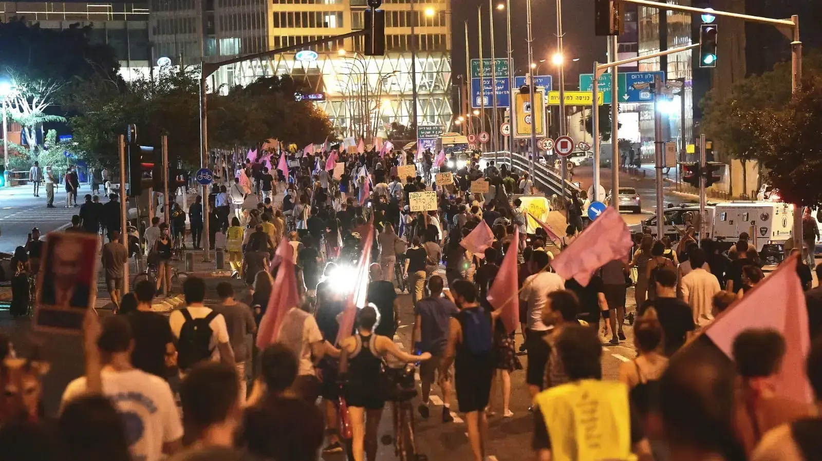 עימותים בין מפגינים לשוטרים במחאה נגד נתניהו בתל אביב, ביום אישור התקנות להגבלת הפגנות. 1 באוקטובר 2020 עימותים בין מפגינים לשוטרים במחאה נגד נתניהו בתל אביב, ביום אישור התקנות להגבלת הפגנות. 1 באוקטובר 2020