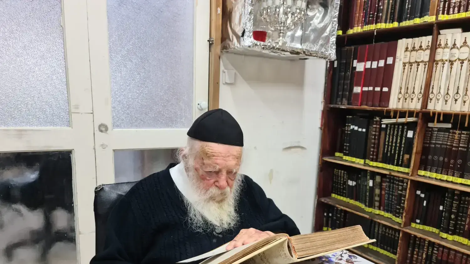 הרב חיים קנייבסקי בביתו בבני ברק לאחר שאובחן חיובי לקורונה - 2 לאוקטובר 2020 הרב חיים קנייבסקי בביתו בבני ברק לאחר שאובחן חיובי לקורונה - 2 לאוקטובר 2020