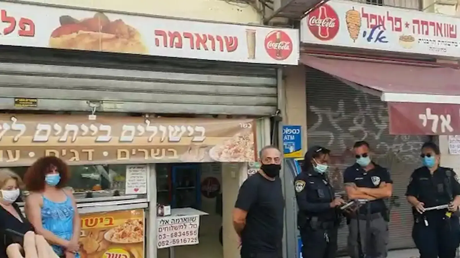 שוטרים נותנים דוח ל"פלאפל אלי" בתל אביב בימי הקורונה - 2 אוקטובר 2020 שוטרים נותנים דוח ל"פלאפל אלי" בתל אביב בימי הקורונה - 2 אוקטובר 2020