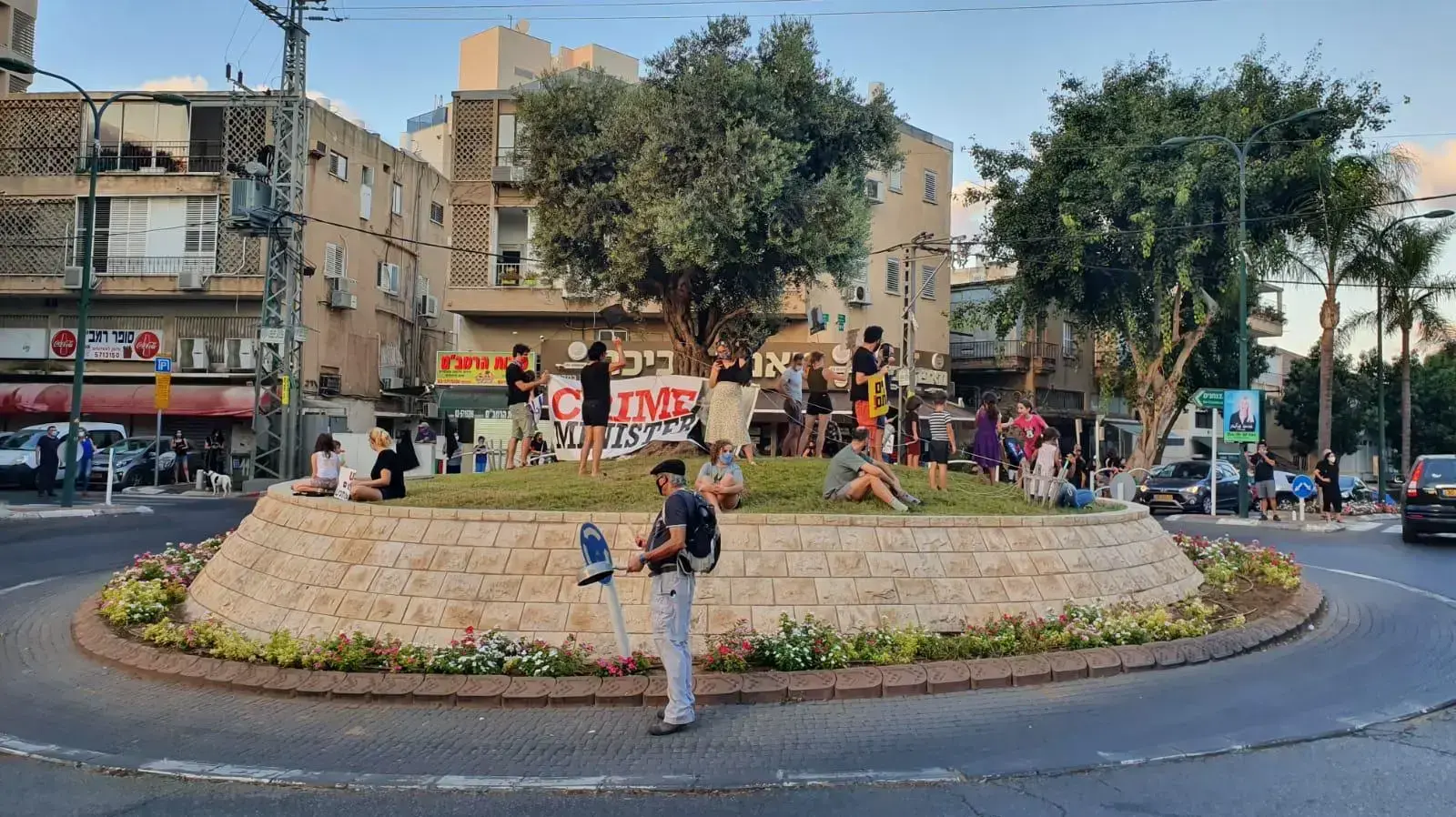 הפגנה נגד השחיתות השלטונית וראש הממשלה בכיכר רמב"ם - גבעתיים. 03 באוקטובר 2020