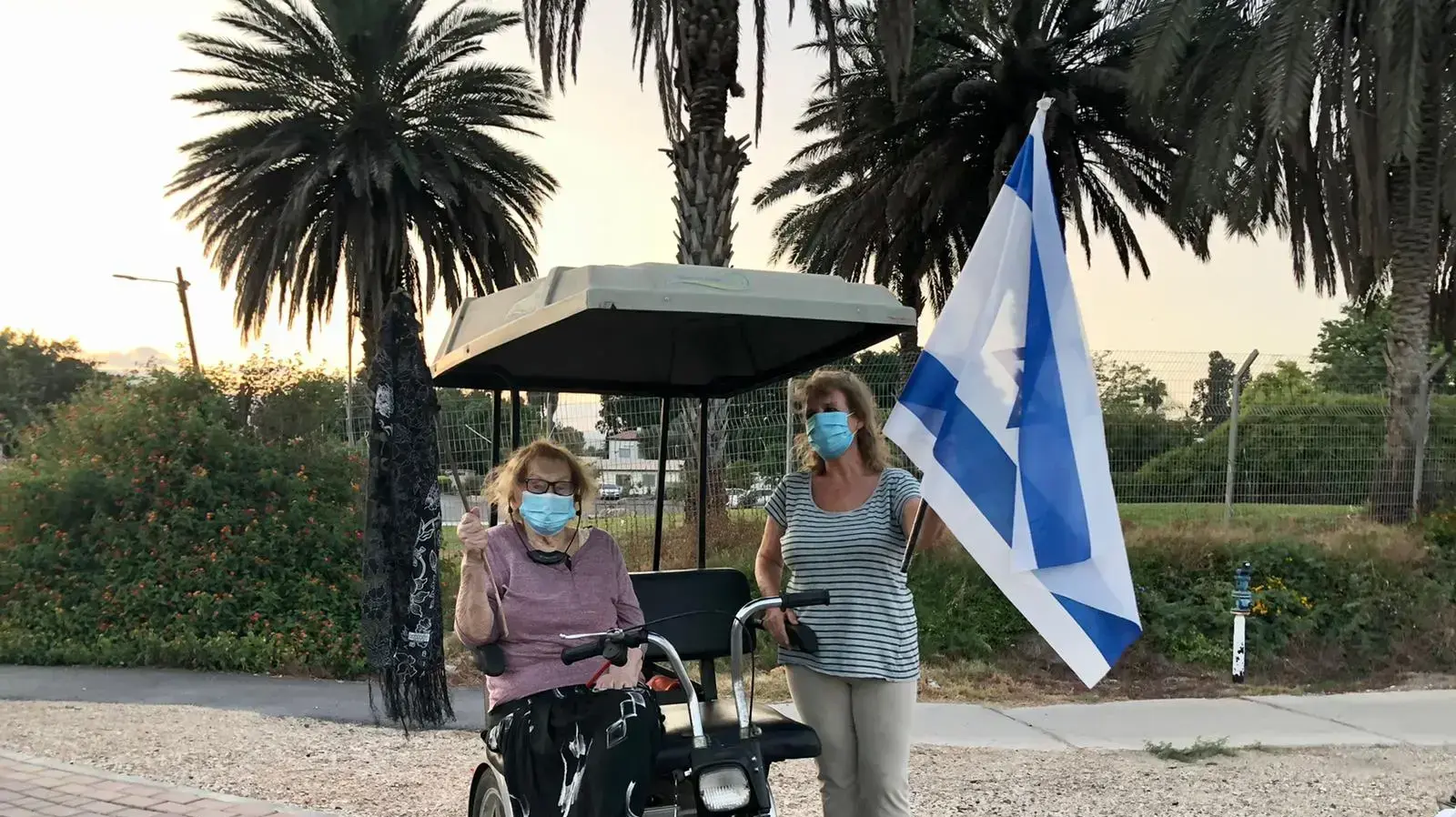 מפגינים במחאת נגד השחיתות השלטונית והתנהלות הממשלה בצומת אפיקים. 03 באוקטובר 2020 מפגינים במחאת נגד השחיתות השלטונית והתנהלות הממשלה בצומת אפיקים. 03 באוקטובר 2020