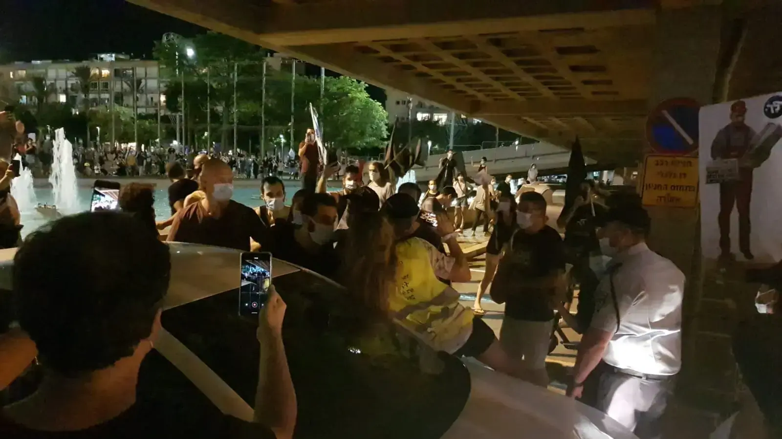 עימותים במחאה נגד ראש הממשלה נתניהו, כיכר רבין, תל אביב, 3 באוקטובר 2020 עימותים במחאה נגד ראש הממשלה נתניהו, כיכר רבין, תל אביב, 3 באוקטובר 2020