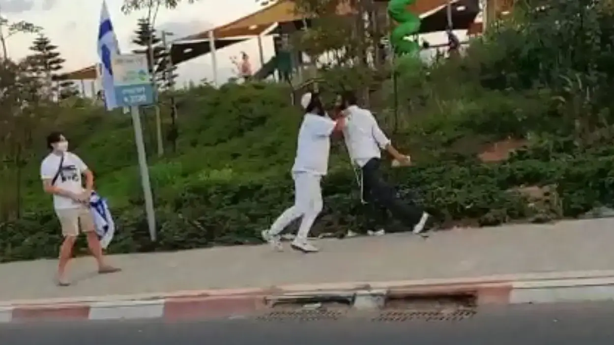 זריקת אבנים ותקיפת מפגינים בהפגנה בנתניה נגד השחיתות השלטונית והתנהלות הממשלה. 03 באוקטובר 2020 זריקת אבנים ותקיפת מפגינים בהפגנה בנתניה נגד השחיתות השלטונית והתנהלות הממשלה. 03 באוקטובר 2020