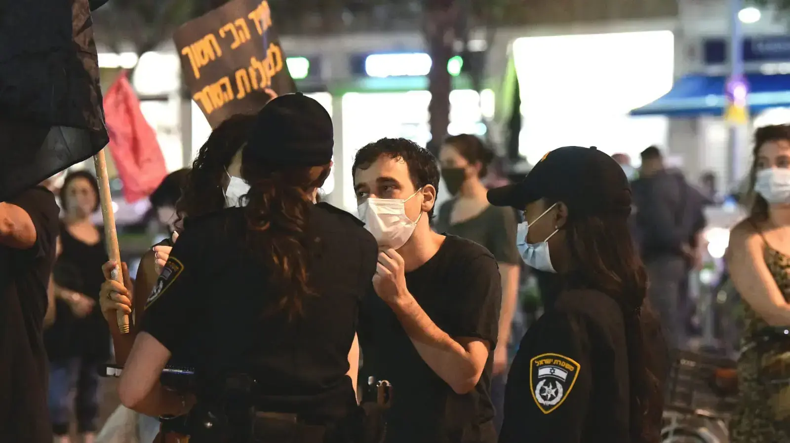 חלוקות דוחות במחאה נגד ראש הממשלה נתניהו, כיכר רבין, תל אביב, 3 באוקטובר 2020