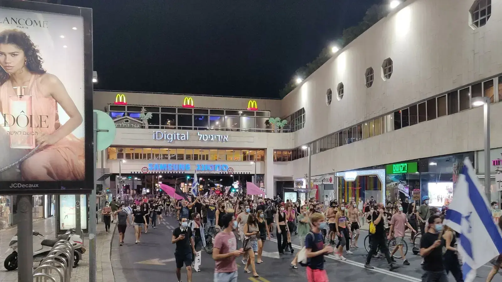 מאות מפגינים צועדים על דיזנגוף לכיוון הבימה, תל אביב, 3 באוקטובר 2020 מאות מפגינים צועדים על דיזנגוף לכיוון הבימה, תל אביב, 3 באוקטובר 2020