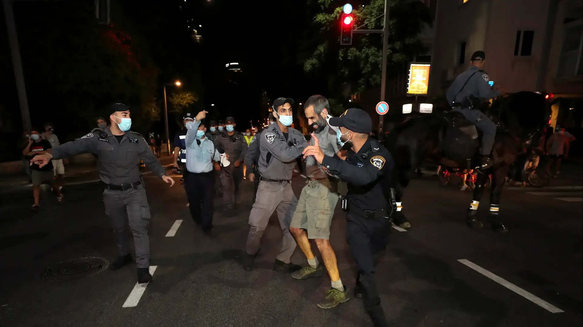 מעצר מפגין במחאה נגד ראש הממשלה נתניהו, תל אביב, 3 באוקטובר 2020 מעצר מפגין במחאה נגד ראש הממשלה נתניהו, תל אביב, 3 באוקטובר 2020