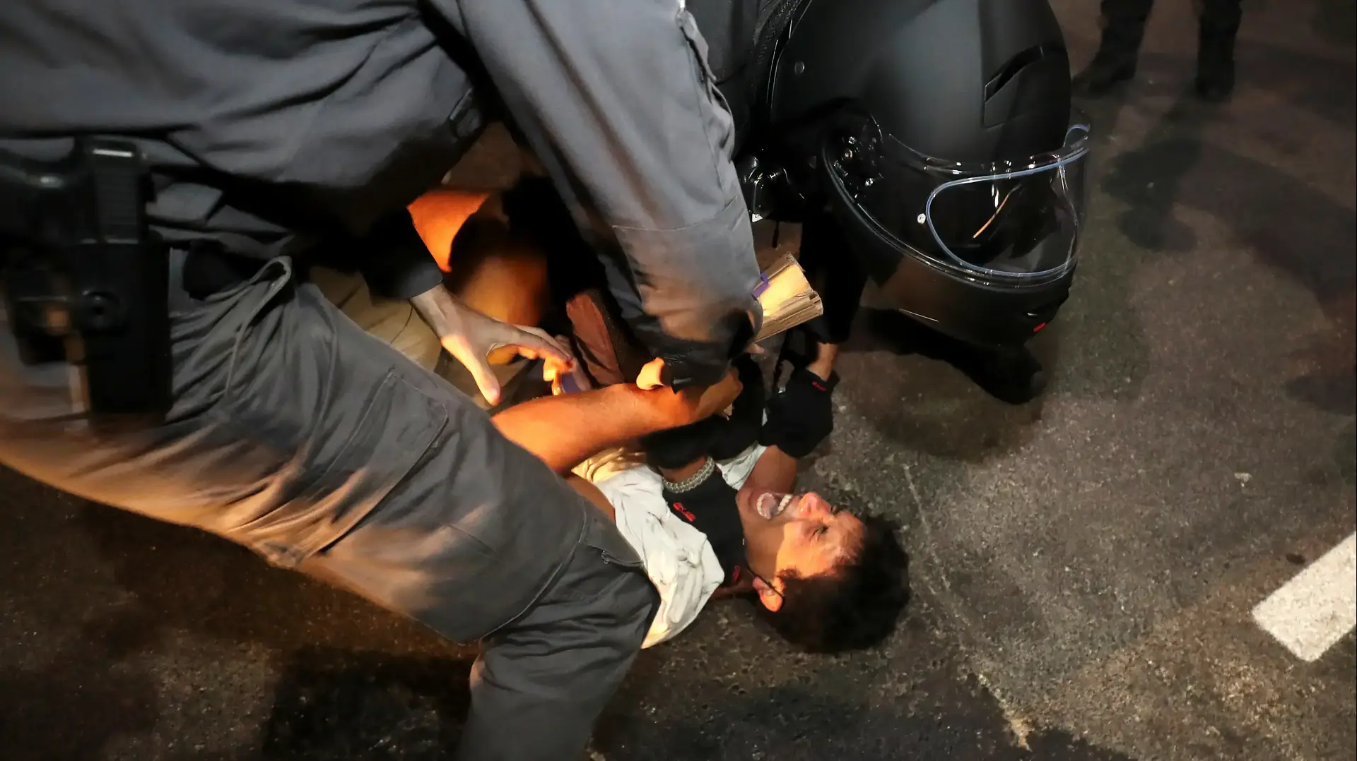 מעצר מפגין במחאה נגד ראש הממשלה נתניהו, תל אביב, 3 באוקטובר 2020