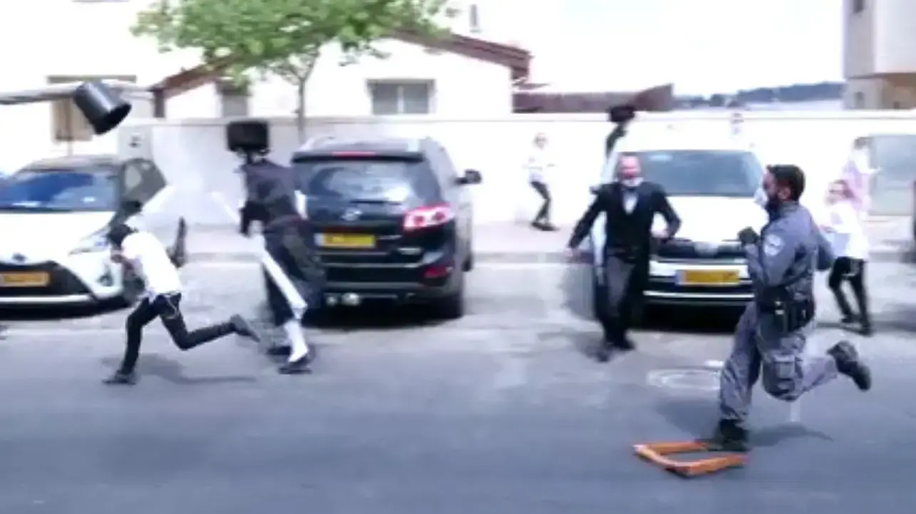 תיעוד שוטר יס"מ זורק דלי על ראשו של ילד בהפרות סדר בביתר עילית. 04 באוקטובר 2020 תיעוד שוטר יס"מ זורק דלי על ראשו של ילד בהפרות סדר בביתר עילית. 04 באוקטובר 2020