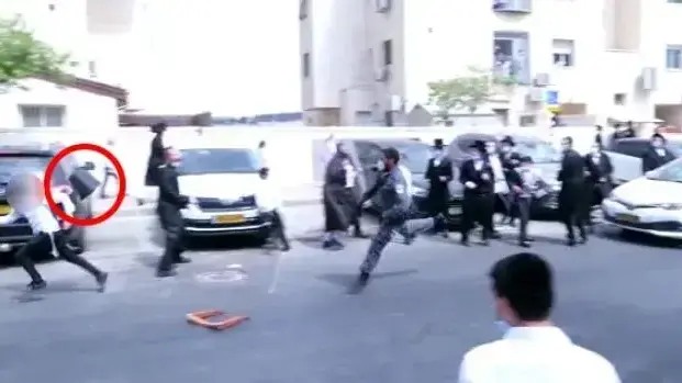 שוטר משליך דלי על ילד בביתר עילית 4 באוקטובר 2020 שוטר משליך דלי על ילד בביתר עילית 4 באוקטובר 2020