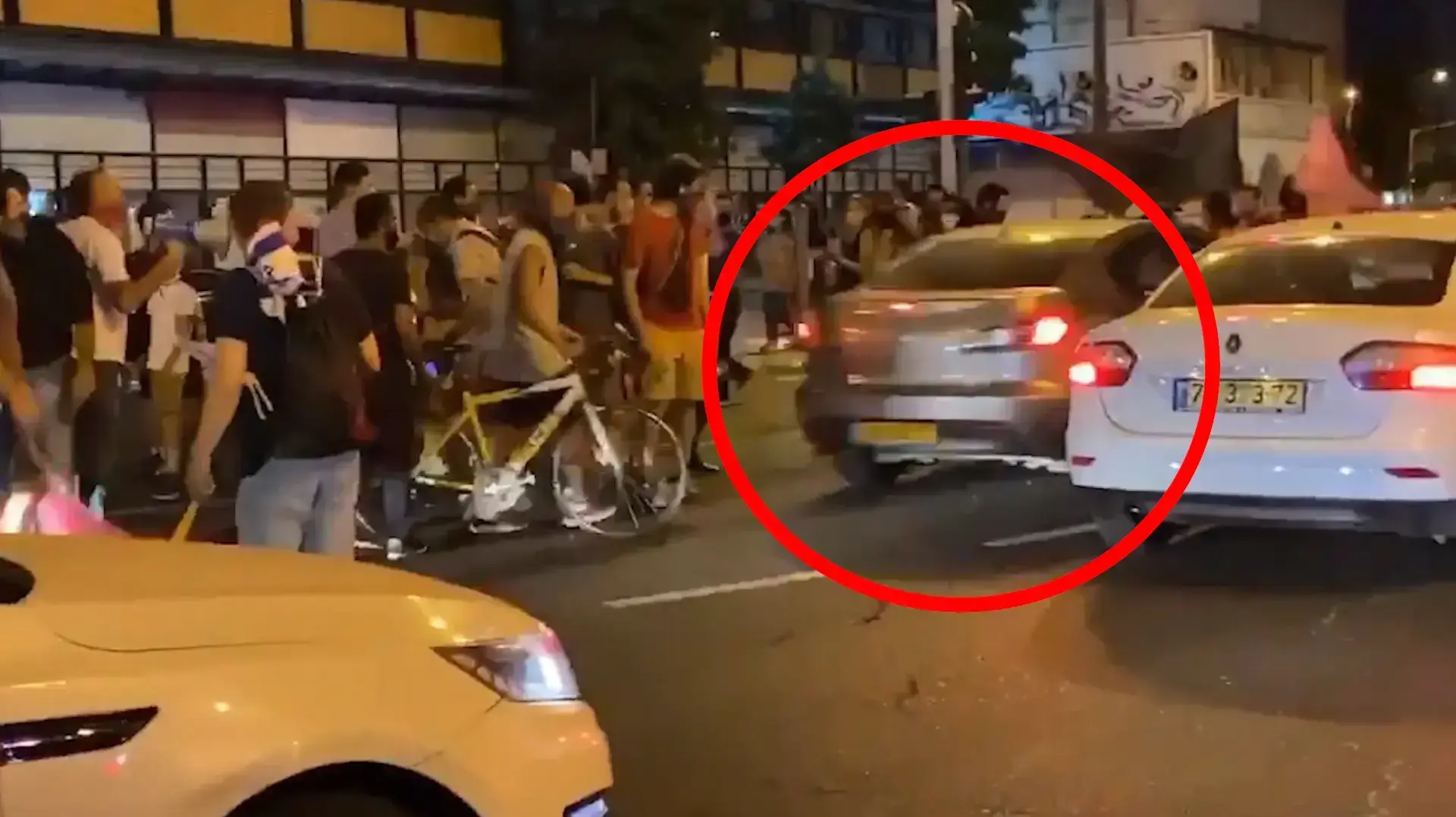 מאיץ ונוסע לעבר המפגינים: תיעוד הדריסה במחאה בתל אביב
01.10.20 מאיץ ונוסע לעבר המפגינים: תיעוד הדריסה במחאה בתל אביב
01.10.20