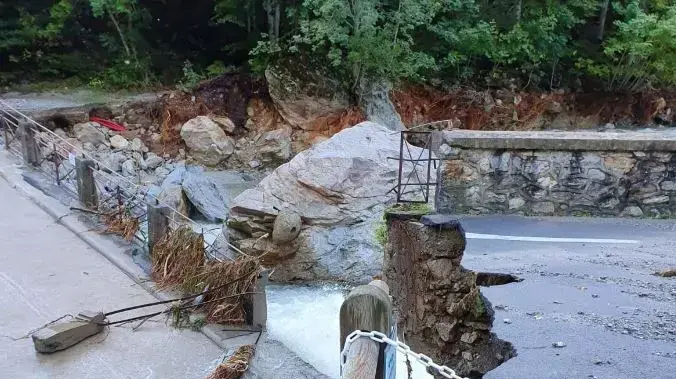 גשר מתמוטט בעקבות שיטפונות עזים בואלדיירי, איטליה 3 באוקטובר 2020 גשר מתמוטט בעקבות שיטפונות עזים בואלדיירי, איטליה 3 באוקטובר 2020