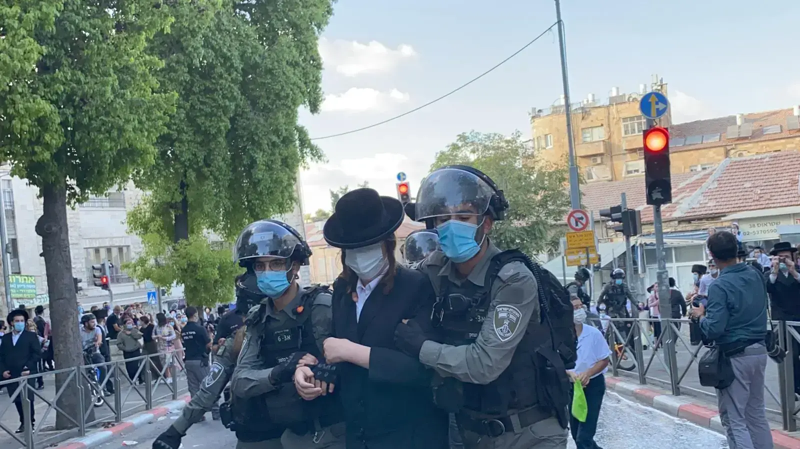 מהומות בכיכר השבת בירושלים, בעקבות כניסת כוחות משטרה למאה שערים לצורך אכיפת תקנות הסגר. 4 באוקטובר 2020 מהומות בכיכר השבת בירושלים, בעקבות כניסת כוחות משטרה למאה שערים לצורך אכיפת תקנות הסגר. 4 באוקטובר 2020