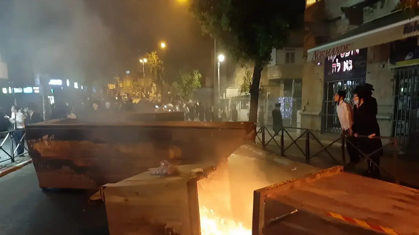 שריפת פחים במהלך פעילות המשטרה במסגרת התקהלויות במאה שערים, ירושלים 4 באוקטובר 2020