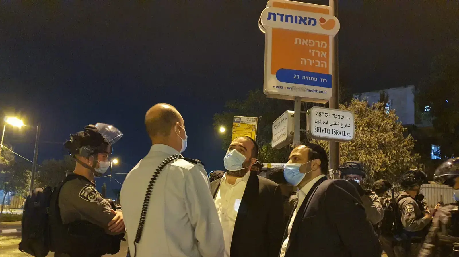 חברי הכנסת ינון אזולאי ומשה ארבל מש"ס, בזירת הפגנות החרדים בשבטי ישראל, ירושלים. 4 אוקטובר 2020